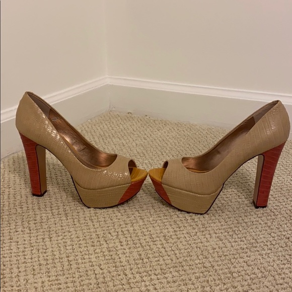 *LIKE NEW* BCBGeneration Pacific Platform Pumps - Size 6.5 - Picture 4 of 10